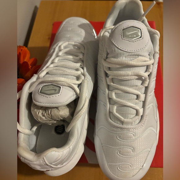 White Nike Air Max Plus (GS) size 4.5 in youth or 6 in women’s. - Picture 3 of 6